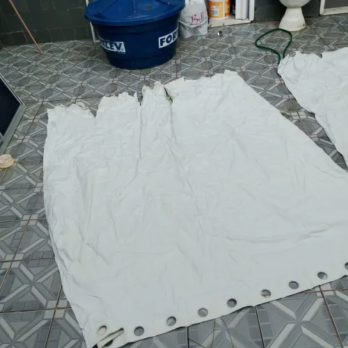 Duas cortinas blackout grandes precisando de reparo 