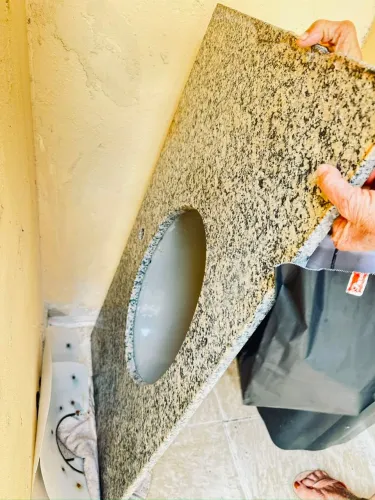 Tampo de pia para banheiro em granito amarelo ornamental com Cuba de louça oval embutida