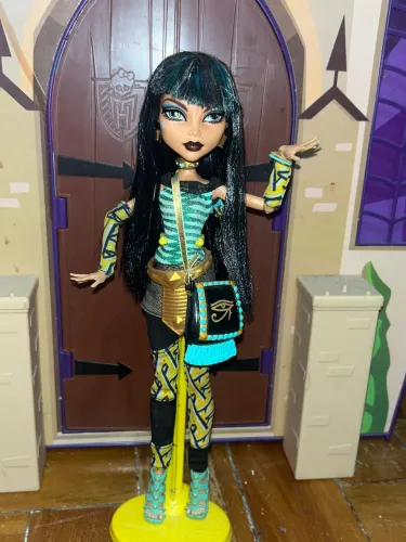 Monster high Cleo schools out