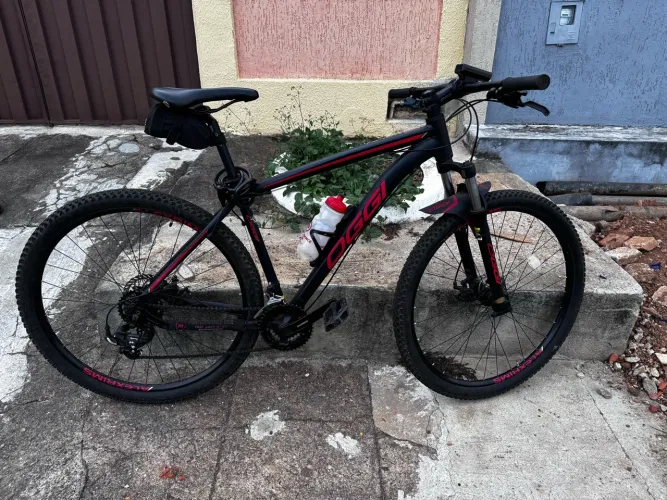 Bicicleta OGGI Aro 29 MTB - Preta e Vermelha
