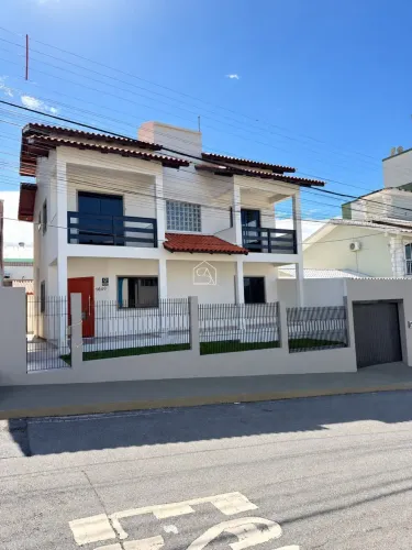 Casa 04 dormitórios sendo 01 suíte em São José