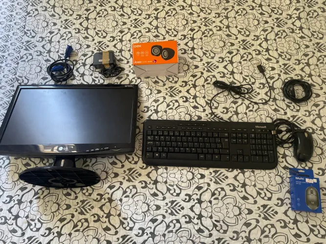 Monitor + teclado + 2 mouses + alto falantes