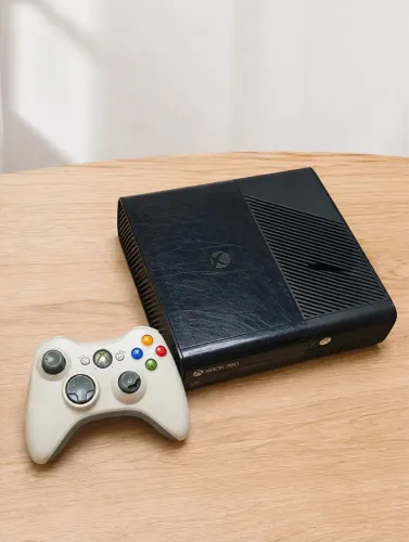 Xbox 360 1 controle branco + 1 jogo