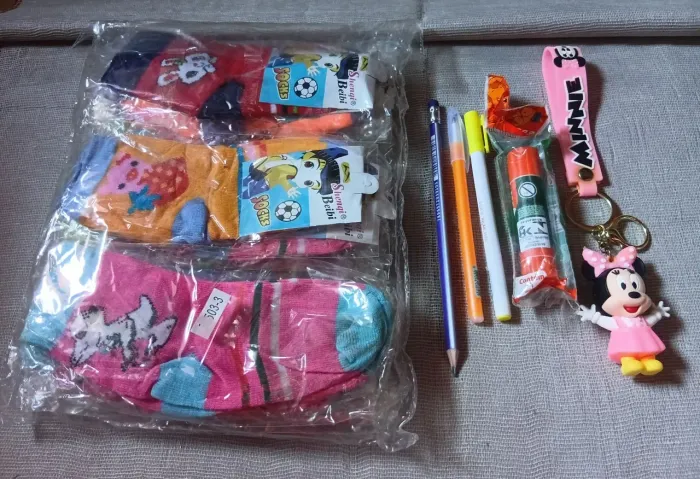 Kit com doze pares de meias feminina, chaveiro da Minnie e peças escolar.