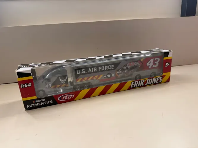 Miniatura caminhão hauler nascar 1/64