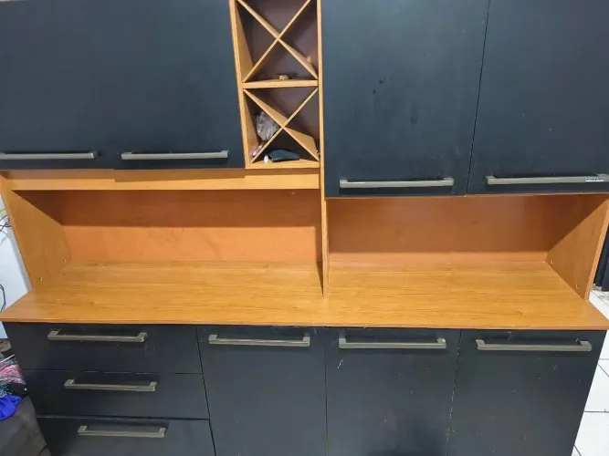 ARMÁRIO DE COZINHA COM ADEGA 2,10 × 2,10 m, BEM ESPAÇOSO!
