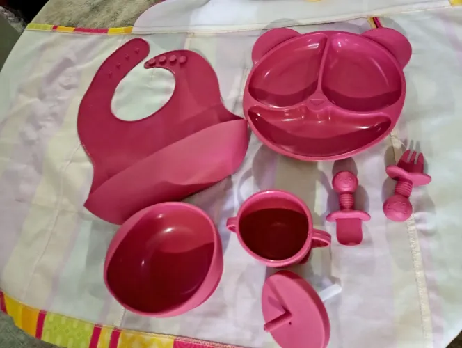 Kit Refeição Bebê Prato Copo Talher Babador Silicone Ventosa Vinho