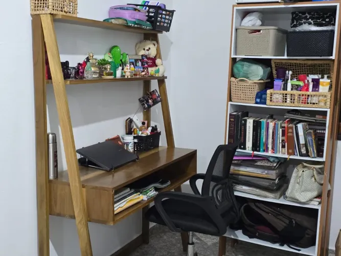 Vendo escritório completo para estudar, Escrivaninha, Estante livros e Cadeira Giratória