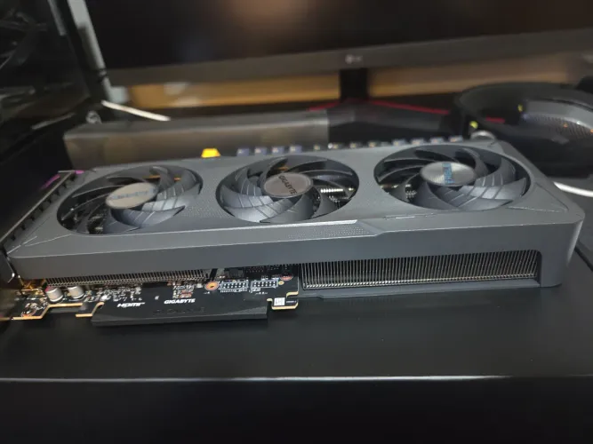 RTX 5060 Eagle 3 Fans nova na caixa..