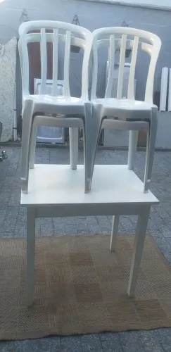Mesa quadrada Madeira + 4Cadeiras perfeitas apenas marcas de uso somente colocar