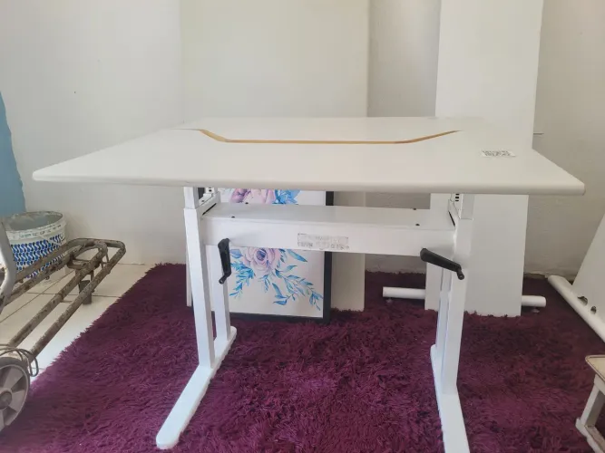 Mesa para computador com regulagem de altura 