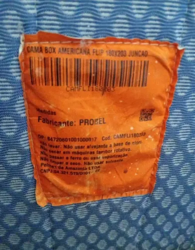 Cama King Grande, em perfeita condições.