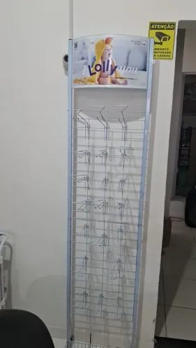 Expositor Vitrine de aço grande c/ painel e cesto - 20 ganchos - Divido de 2x.