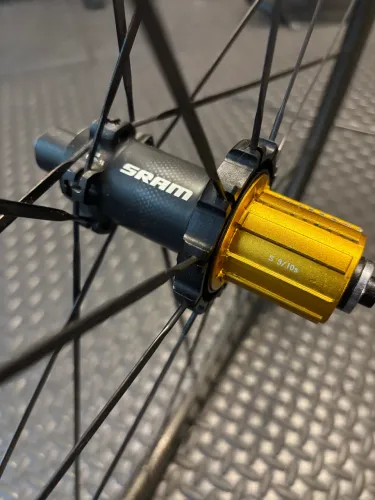 Roda carbono SRAM 40mm com freehub 10 velocidades