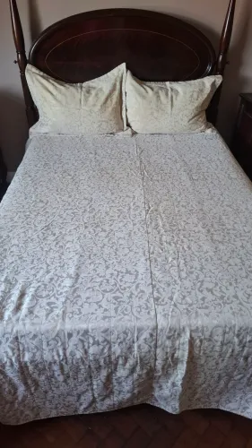 Colcha de casal com duas fronhas, tecido de cetim devo?é