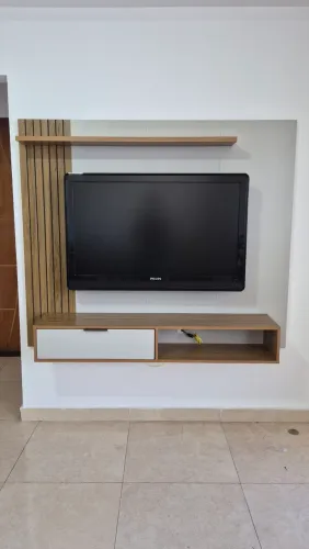 Painel de TV com porta e prateleira