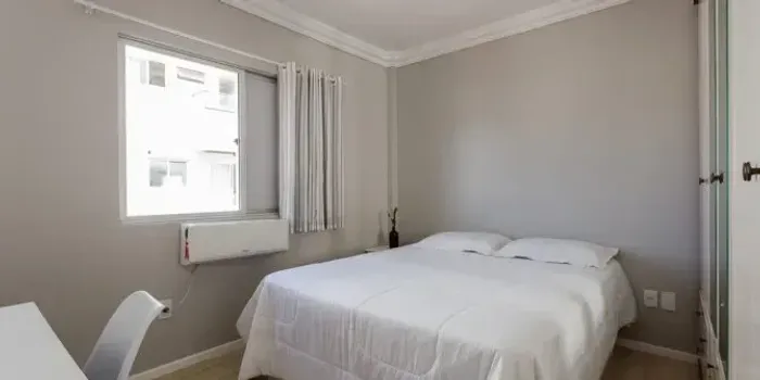 Suíte privativa em apartamento compartilhado no Trindade
