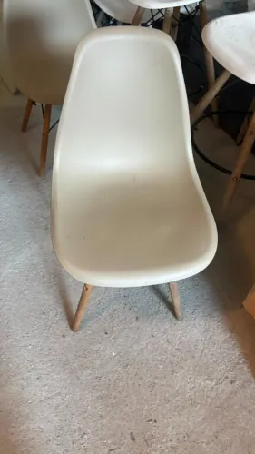 Cadeiras Estilo Eames ? R$ 70 cada