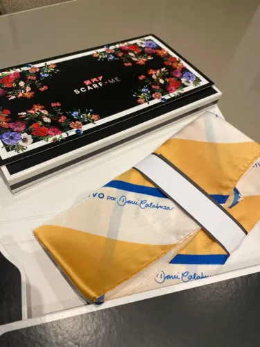 Lenço Scarf me novo, na caixa coleção Livo por Dani Calabresa
