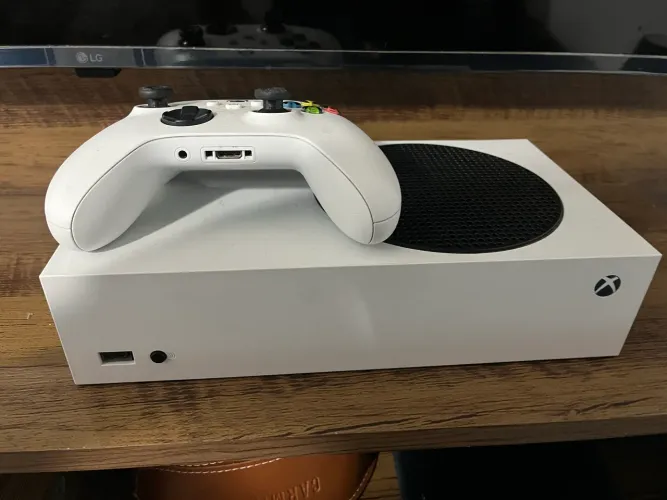 Xbox series S - 512gb Acompanha 1 controle mais cabos originais