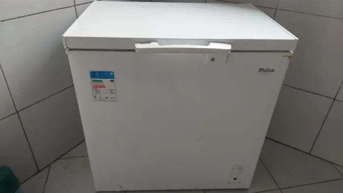 Vendo um freezer/geladeira 1ano de uso em ótimo estado de 1800,00 por 1200,00.