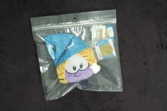 Club Penguin Puffle Roxo Princesa - Novo com Etiqueta e Moeda