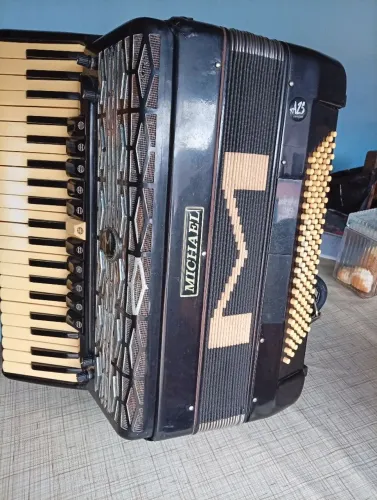 Acordeon Michael 120 baixos em quarta de voz