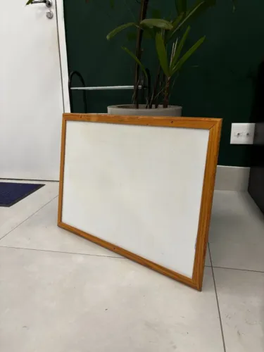 Quadro branco com moldura de madeira