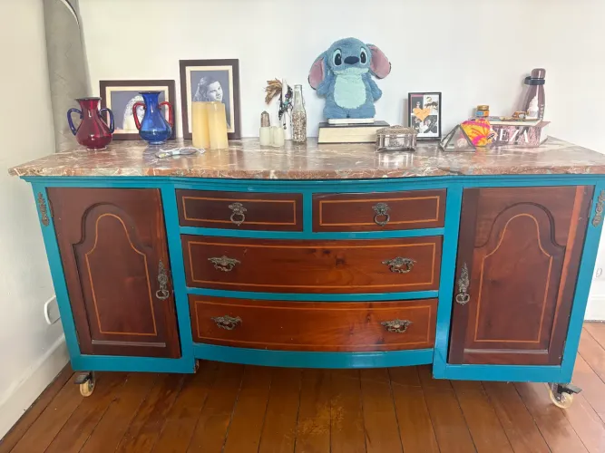 Cômoda com tampo de mármore estilizada