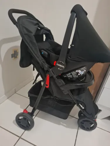 Carrinho de bebê com conforto .