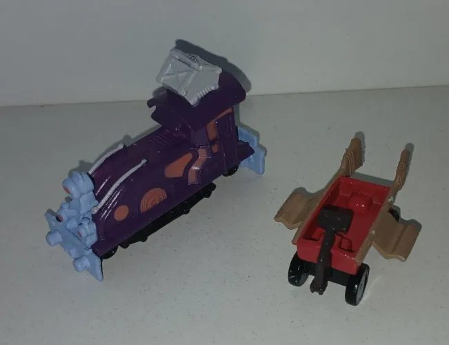 LOTE 2 BONECOS MINIATURAS DIVERTIDA MENTE ORIGINAIS DISNEY PIXAR CARROS CARRINHOS
