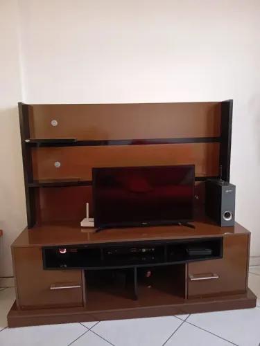 Vendo um rack na cor tabaco no valor de R$ 600 reais..Observação a televisão não é incluso