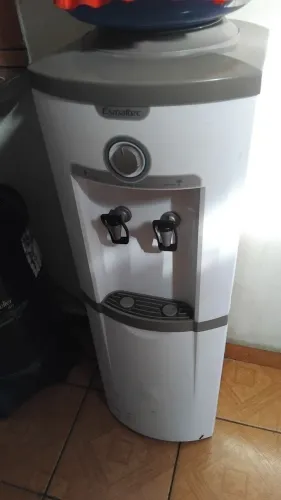 Vendo um bebedouro 01 ano de uso em ótimo estado. Valor 600. Não entrego. Entre em contat