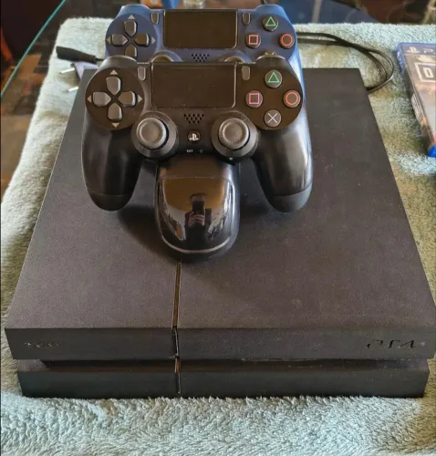 Playstation 4, FAT, 500GB, 2 controles, dock de carregamento