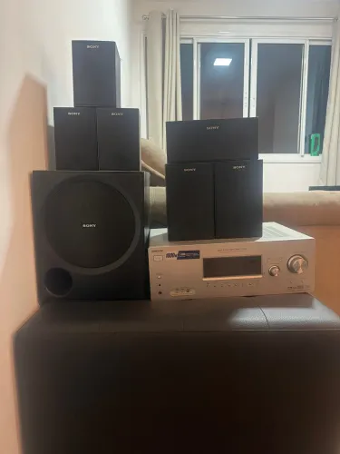 Receiver AV multicanal da marca Sony, modelo STR-K880.