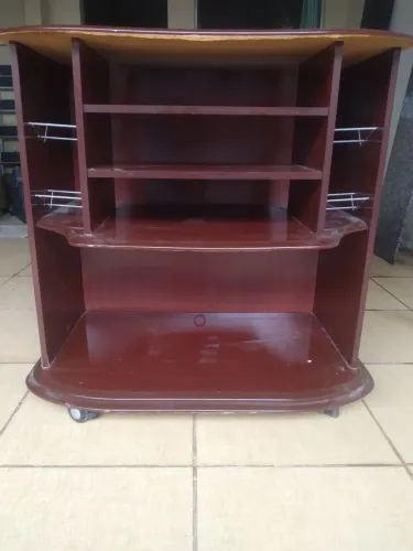 Vendo Essa estante para TV com várias repartições