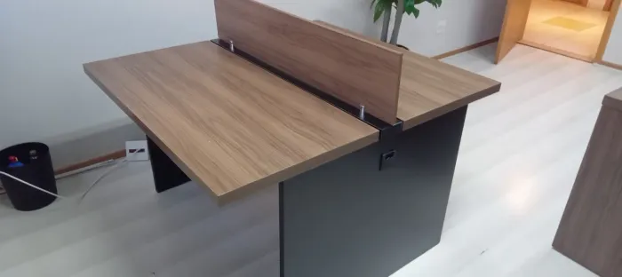 MESA PARA ESCRITÓRIO COM DOIS LUGARES.