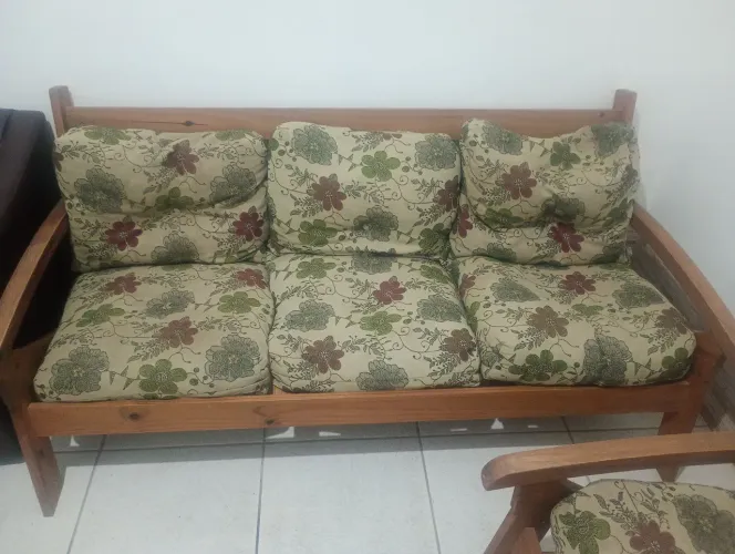 Sofá de madeira com 2 poltronas 