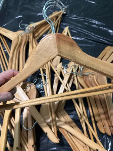 Lote com 38 cabides de madeira