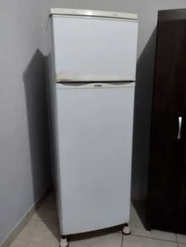 Geladeira gelo seco 600 para vender logo . Tem que vim buscar 