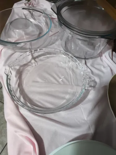 3 loucas da matinex transparente,1 travessa pequena cerâmica e 5 pratos brancos
