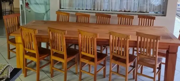 Mesa 12 cadeiras de madeira maciça
