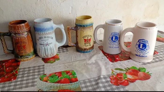 Canecas de louça antigas