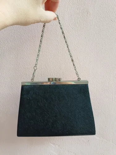 Bolsa de mão com alcinha de corrente.