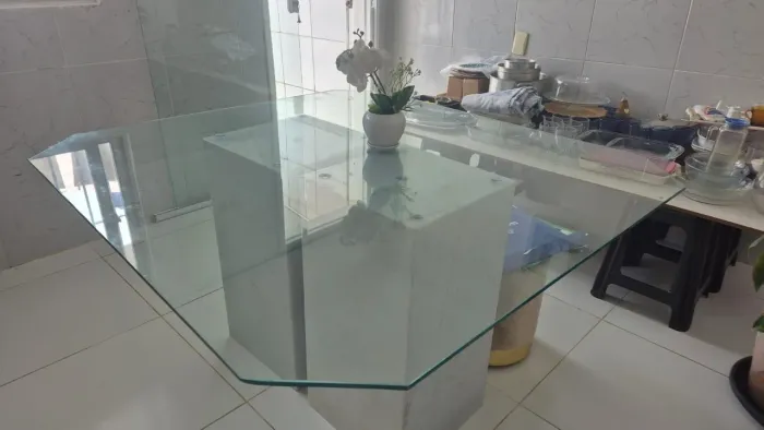 Mesa com tampo de vidro e suporte de mármore
