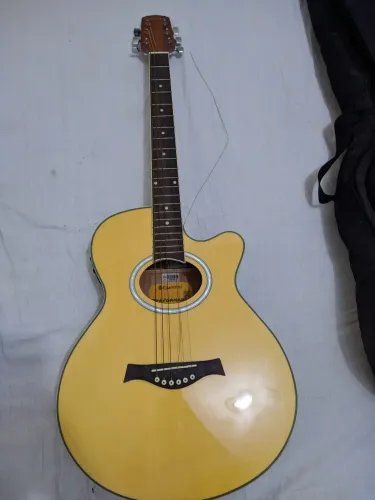 Violão com afinador