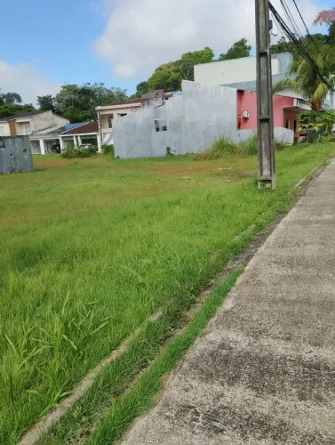 LOTE NO CONDOMÍNIO JARDIM PORTUGAL, na avenida principal medindo 10x17m.