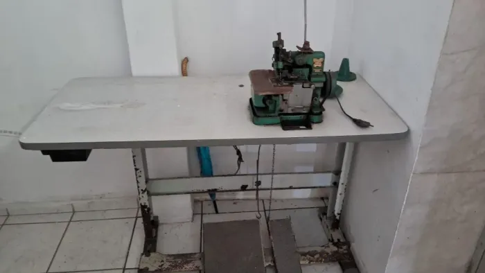 Máquina de costura overlock com mesa e pedais 