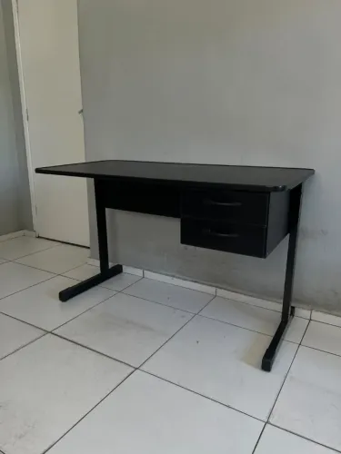 Mesa de escritório preta com duas gavetas
