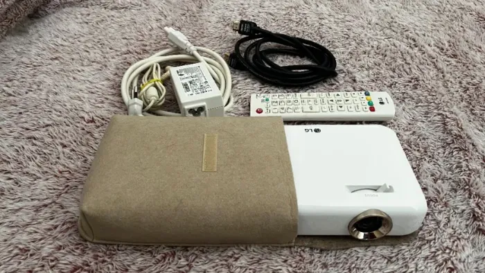 Projetor LG CineBeam HD Bluetooth 550 Lumens - POUCO USO